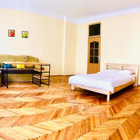 Apartment Near Opera On Horodotska 11 Lviv Kültér fotó